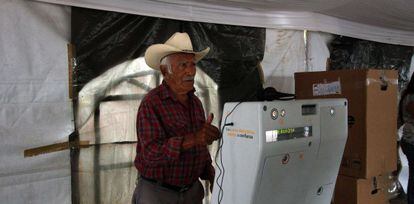 Un hombre vota electrónicamente en el Estado de Jalisco.
