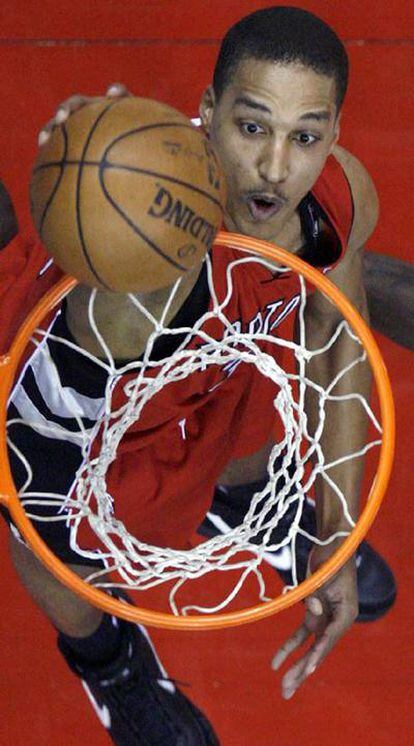 Juan Dixon anota durante un partido con los Raptors de Toronto.