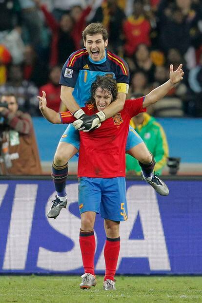 Carles Puyol e Iker Casillas celebran la victoria ante Alemania en las semifinales del Mundial.