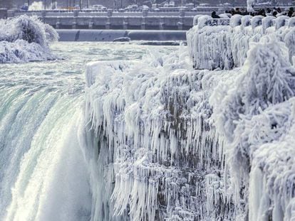 Paisaje congelado en las cataratas del Niágara (Ontario) tras las bajas temperaturas y fuertes nevadas.