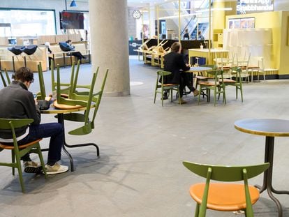 Varias personas en la cafetería de un centro comercial en Estocolmo.