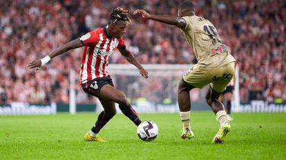 Nico Williams controla el balón ante Sergio Akieme durante el partido entre el Athletic y el Almería este viernes.
