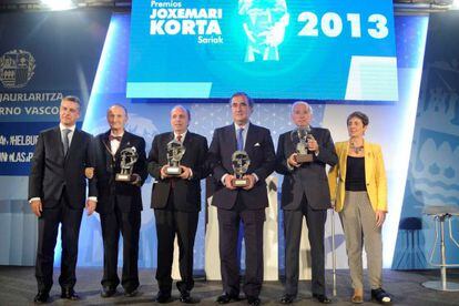 Desde la izquierda, Urkullu, Zaragüeta, Alberdi, Arana, Faustino y Tapia, en la entrega de los premios.