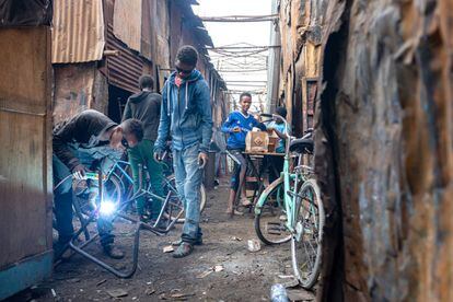 <p>Algunos chicos trabajan en el mercado caravanserai de Medaber. El carvanserai se encuentra en Asmara y aquí se utilizan y procesan materiales reciclados para crear otros nuevos.</p> <p>La historia del país se ha vuelto más problemática desde la Segunda Guerra Mundial, con la población que pasa de un patrón a otro, con la anexión gradual de Etiopía y el inicio del conflicto que llevó a la independencia de Eritrea. Este comenzó en 1961 debido a la anexión de Eritrea por el Gobierno etíope, después de que las Naciones Unidas establecieran que el país debía haberse federado con Etiopía, pero manteniendo su autonomía. </p>