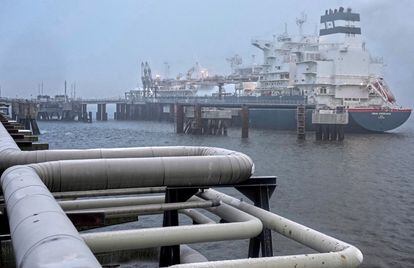 The first LNG tanker to unload at the Wilhelmshaven floating regasification plant, the first in Germany.