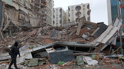 Edificio colapsado tras el terremoto en la ciudad turca de Diyarbakir.