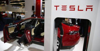 Modelo S de Tesla en una estaci&oacute;n de carga en el sal&oacute;n del motor de Fr&aacute;ncfort (Alemania).