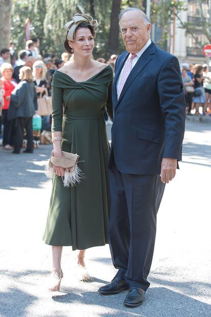 Los marqueses de Griñón, Carlos Falcó y Esther Doña, también figuraban en la lista de invitados. Ella acertó con un vestido verde confeccionado a medida por la firma Pedro del Hierro para la ocasión.