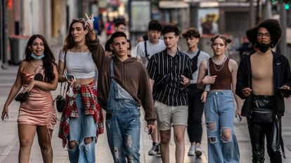 España se quita la mascarilla en la calle en un paso más hacia la  normalidad | Sociedad | EL PAÍS