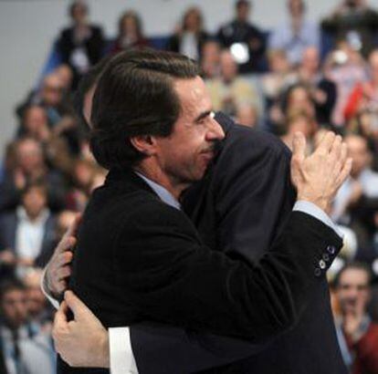 Josè María Aznar y Mariano Rajoy en la última convención del PP.