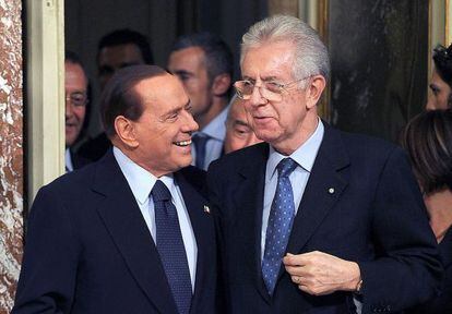 Silvio Berlusconi y Mario Monti, durante el traspaso de poderes el mi&eacute;rcoles en Roma.