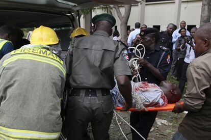 Una víctima del atentado contra la sede de la ONU en Abuya (Nigeria) es trasladada a una ambulancia