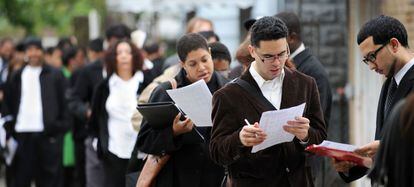 Candidatos en una feria de empleo en Nueva York.