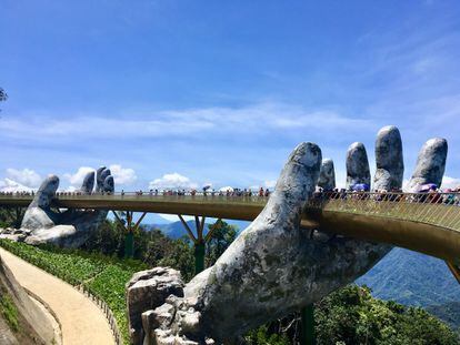 Lo ‘kitsch’ aplicado a la ingeniería alcanza en este puente ejecutado por la empresa TA Landscape Architecture su clímax. Dos grandes manos de falsa piedra –esculpidas sobre un entramado metálico y de fibras de vidrio adornadas con musgo– parecen sostener una pasarela dorada de 150 metros de longitud. En pocos años se ha convertido en una de las atracciones turísticas más visitadas de Vietnam, a la altura de bahía de Ha-Long o las montañas de Sapa. Su objetivo, meramente estético, fue vestir con una lucida pasarela al resort Ba Na Hills sobre 1.400 metros de altura y costó casi 2.000 millones de euros. Para Pedro Torrijos, se trata de una edificación que solo busca la foto en Instagram sin cumplir su verdadera función, ya que no lleva a ningún sitio. “No puedo con esto. La pasarela en sí misma no está mal, incluso las piezas de hormigón que despuntan o el acero pintado de dorado son aceptables, pero las manos de piedra falsa son un despropósito. En los años setenta, Denise Scott Brown junto a Steven Izenour y Robert Venturi publicaron 'Aprendiendo de Las Vegas', una especie de manifiesto del postmodernismo en el que establecen dos cualidades inéditas vinculadas a la arquitectura moderna que anteriormente solo se aplicaban a otras artes: el humor y la mercadotecnia. El hotel Luxor, con forma de pirámide, es un ejemplo. En el caso de este puente, en cambio, no hay un componente de ironía ni de autoconciencia”.