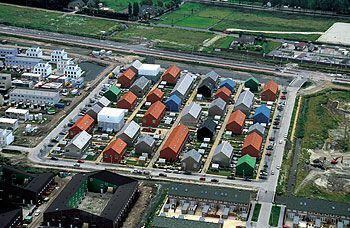 Conjunto residencial Hageneiland, en La Haya, del estudio MVRDV.Arriba, City Container, un proyecto de MVRDV; abajo, el Campo Delta de Guantánamo.