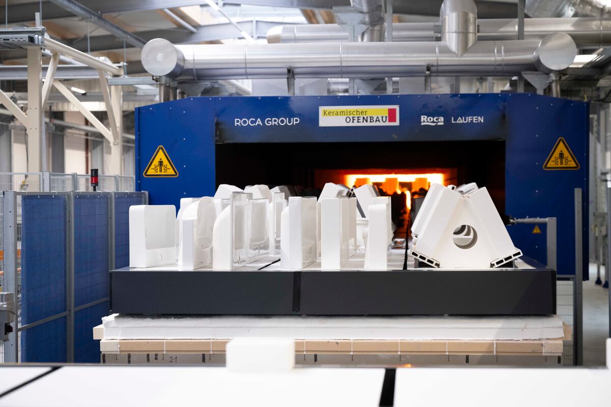 Roca inaugura el primer horno eléctrico de la industria sanitaria y prevé electrificar cinco plantas más | Economía