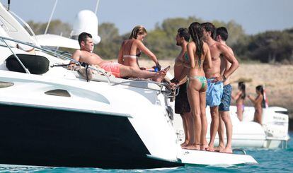 Fonsi Nieto, su chica Marta Castro y un grupo de amigos disfrutan de las aguas claras de Ibiza.
