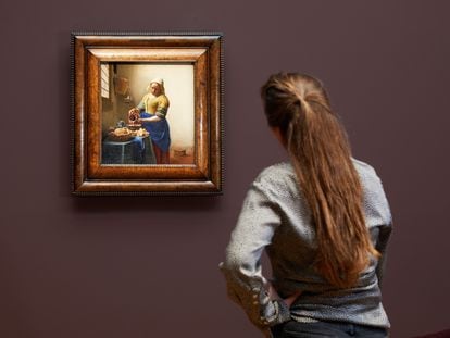 Una visitante observa 'La lechera' de Vermeer en la exposición dedicada al pintor en el Rijksmuseum.