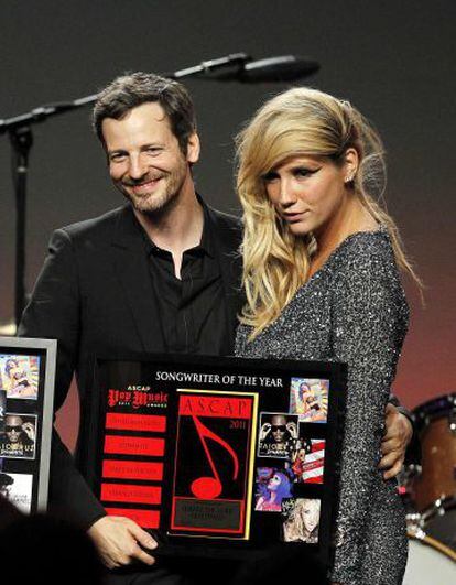 Dr. Luke y Kesha, durante una entrega de premios en Los Ángeles en 2011.