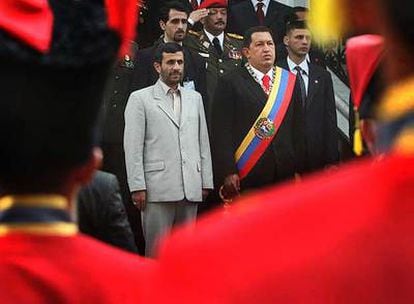 El presidente de Irán, Mahmud Ahmadineyad, y el de Venezuela, Hugo Chávez, ayer en el palacio de Miraflores, en Caracas.