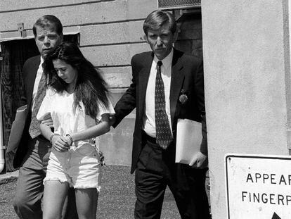 Amy Fisher abandona durante el verano de 1992 el juzgado de Nassau donde declaró tras disparar a Mary Jo Buttafuoco.