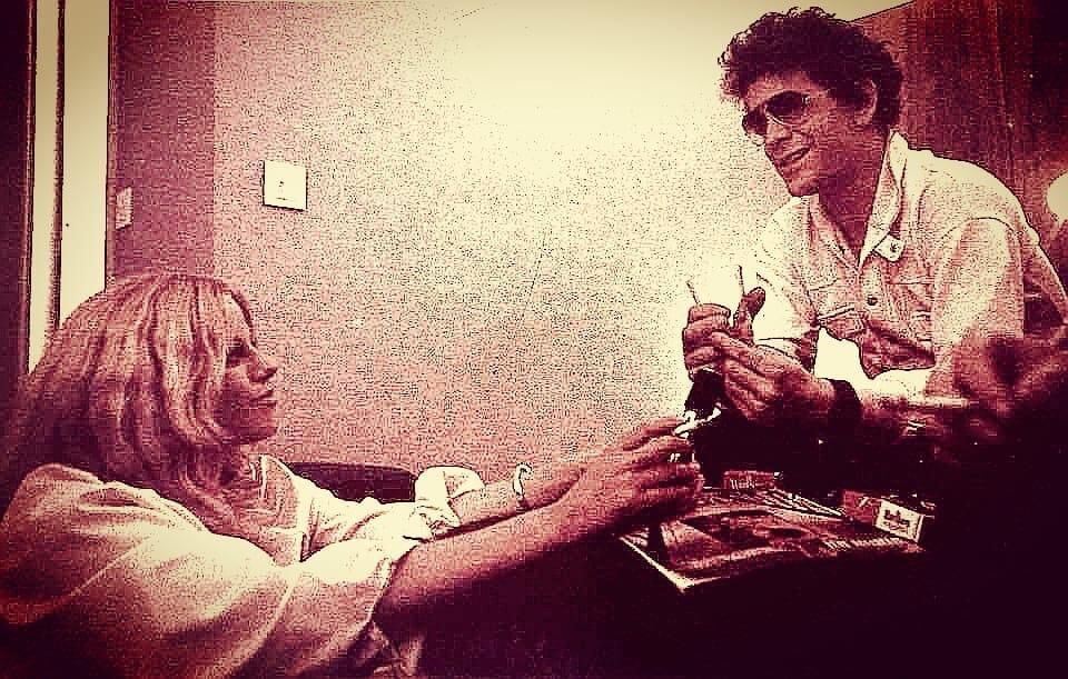 Bertha M. Yebra con Lou Reed en 1977, en la habitación de un hotel después de un concierto en Francia.