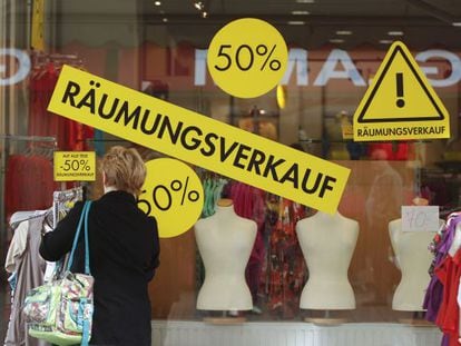 Una mujer observa un escaparate que dice "liquidación por cierre" en la ciudad alemana de Oberhausen.