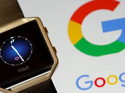 Reloj inteligente de Fitbit junto al logo de Google.  