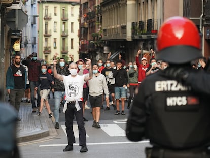 Grupos de antifascistas intentan cortar un mitin del secretario general de Vox, Javier Ortega Smith, sobre inmigración en Bilbao.