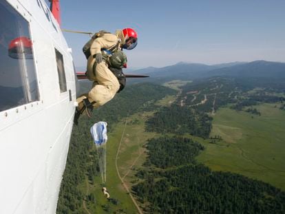 El 'smokejumper' Larry Wilson salta de un avión cerca de McCall, Idaho, en 2008.