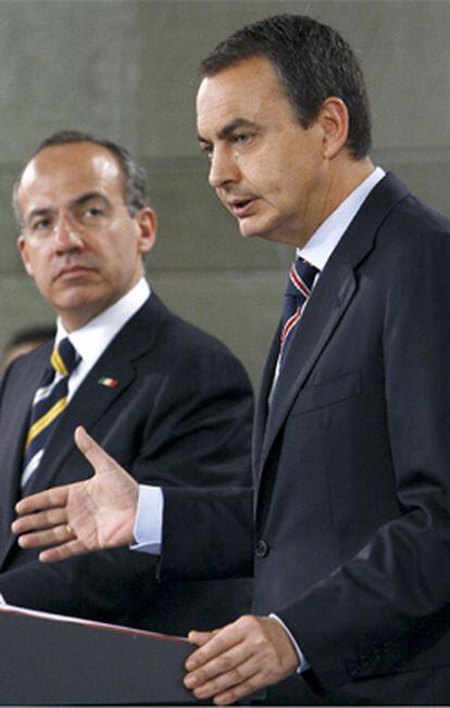 El presidente del Gobierno español, Rodríguez Zapatero, en una rueda de prensa junto a su homólogo mexicano, Felipe Calderón.