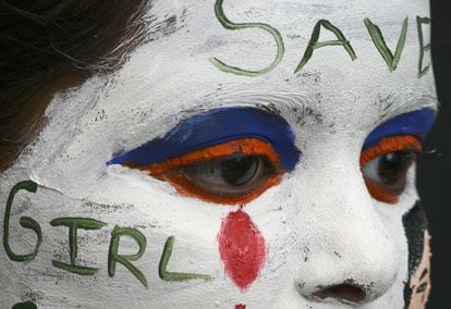 Una ni&ntilde;a protesta con la cara pintada contra los abortos selectivos en la ciudad de Chandigarh, en el norte de India. 
