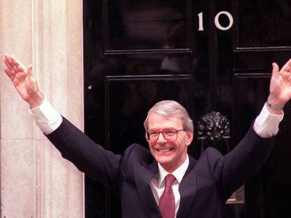 John Major en Downing Street el 10 de abril de 1992, tras ser elegido primer ministro británico. 