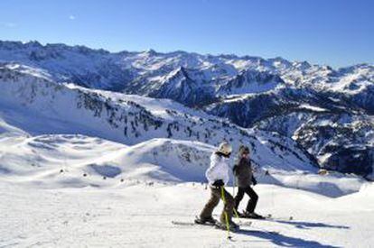 Dos esquiadores en Baqueira Beret.