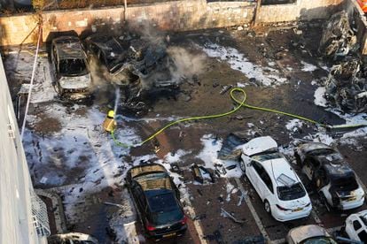 Un bombero apagaba el sábado las llamas de varios vehículos tras el ataque con misiles palestinos en la ciudad de Ashkelón (Israel). 