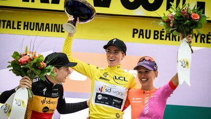 Demi Vollering celebra su victoria en el Tour de Francia junto a Lotte Kopecky, segunda, y Katarzyna Niewiadoma, tercera, tras la última etapa de este domingo.