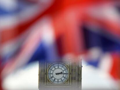 Banderas de Reino Unido ondean con el Big Ben de fondo.