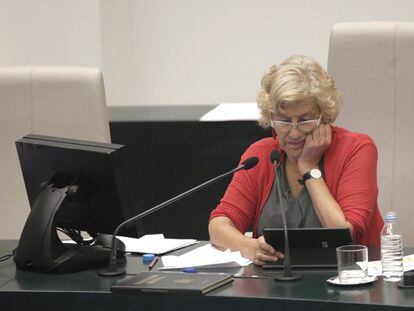 La alcaldesa Manuela Carmena en el pleno del Ayuntamiento de este miércoles.