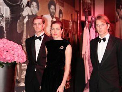 De izquierda a derecha, Pierre, Carlota y Andrea, los tres hijos mayores de Carolina de Mónaco, en el Baile de la Rosa, en Mónaco, en marzo del año pasado.