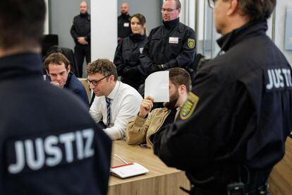 Uno de los acusados, Rabieh Remmo, se cubre la cara su llegada al juicio en la Audiencia de Dresden, el 10 de enero. 