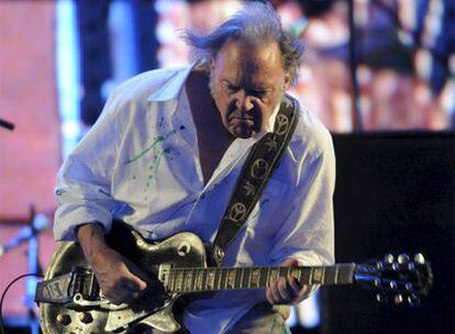 El cantante Neil Young toca la guitarra durante su actuación en el festival Rock In Rio.
