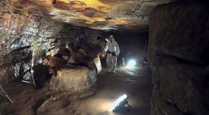 Rodaje del documental El maestro en Altamira en el interior de la cueva.