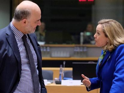 El comisario Pierre Moscovici y la ministra Nadia Calviño, en el Ecofin. En vídeo, declaraciones de Moscovici.