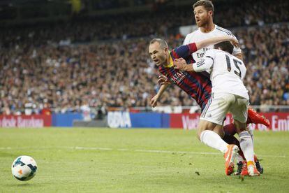 Iniesta s'escapa de Xabi Alonso i Carvajal a l'últim clàssic del Bernabéu.