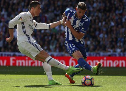 Theo (d) disputa un balón con Cristiano Ronaldo.