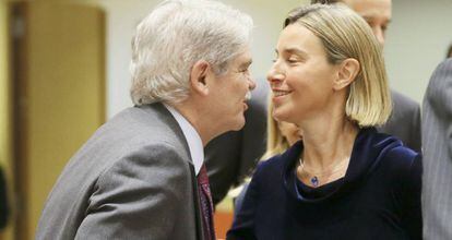 Federica Mogherini saluda a Alfonso Dastis al comienzo de la reuni&oacute;n de ministros de Exteriores celebrada este lunes en Bruselas.