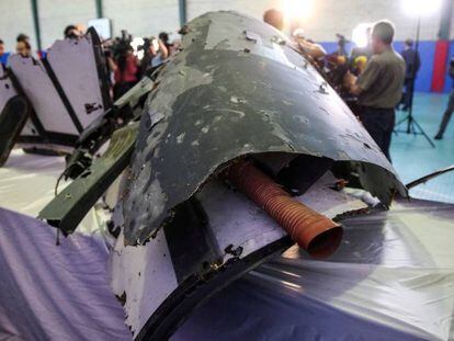 Supuestos restos del avión no tripulado estadounidense mostrados en Teherán, este viernes. En vídeo, declaraciones de Trump.