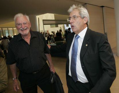 Pedro Miguel Etxenike, a la derecha, junto a Heinrik Rohrer, Premio Nobel de Fìsica.