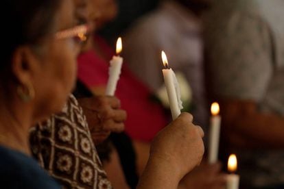 Salvadoreños encienden velas en Meanguera en memoria las víctimas de la masacre de El Mozote de 1981.