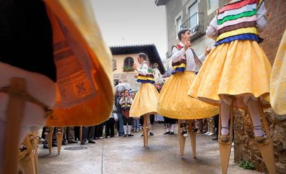 Danza de los zancos en Anguiano (La Rioja), del 21 al 23 de julio.